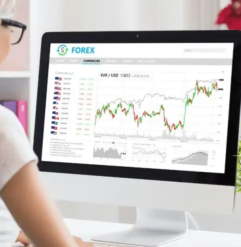 a woman trading forex on her computer a woman trading forex on her computer